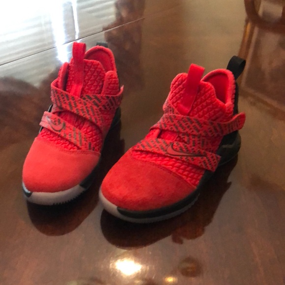 Kids size 13 Labron James Nike Sneakers - Picture 1 of 1